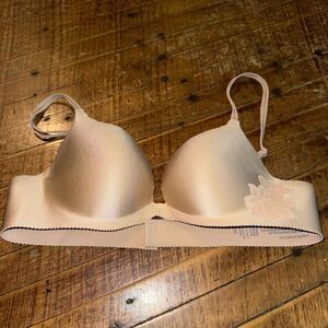 Victoria’s Secret Angels secret embrace nude lace wireless 34A bra